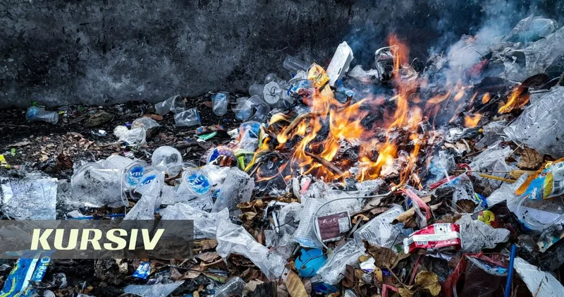 Недалеко от Сатпаева загорелся мусорный полигон
