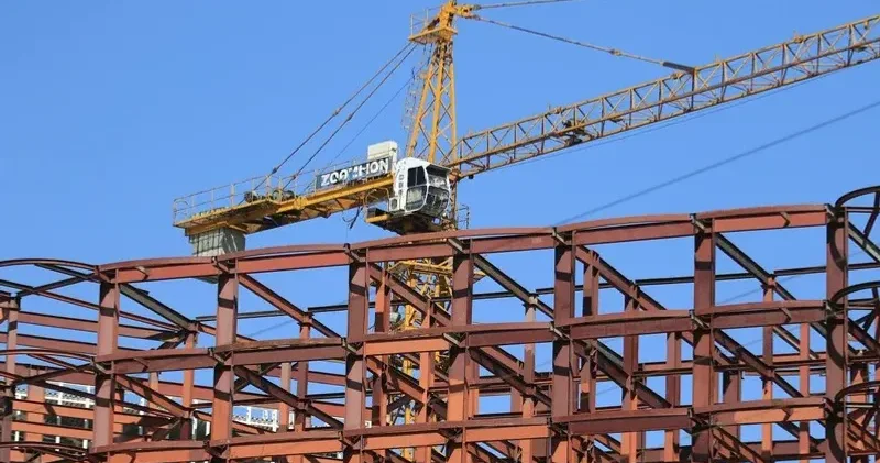 Павлодарда құрылыс алаңында төтенше жағдай орын алды. Үйінді астында адамның қалып кетуі мүмкін