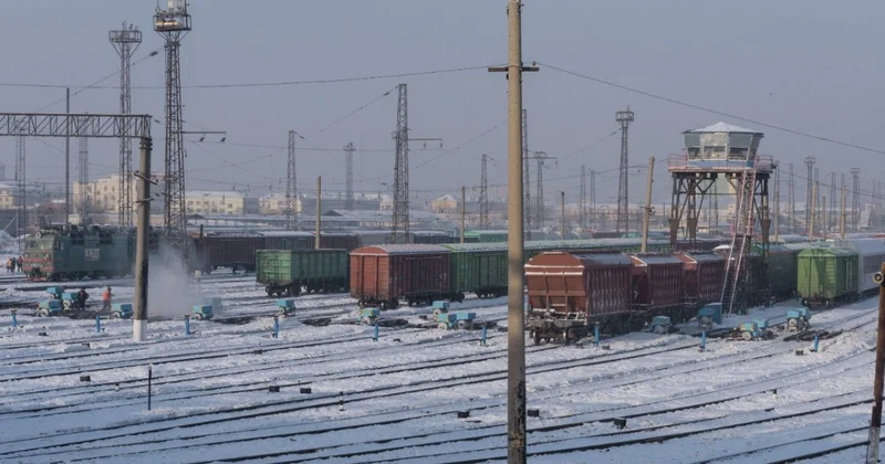 Железнодорожник вытащил костанайца из под вагона