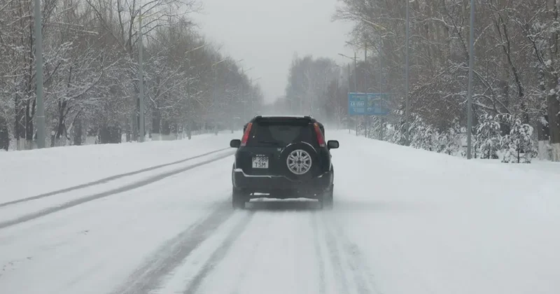 В двух регионах Казахстана закрыли участки дорог из за непогоды