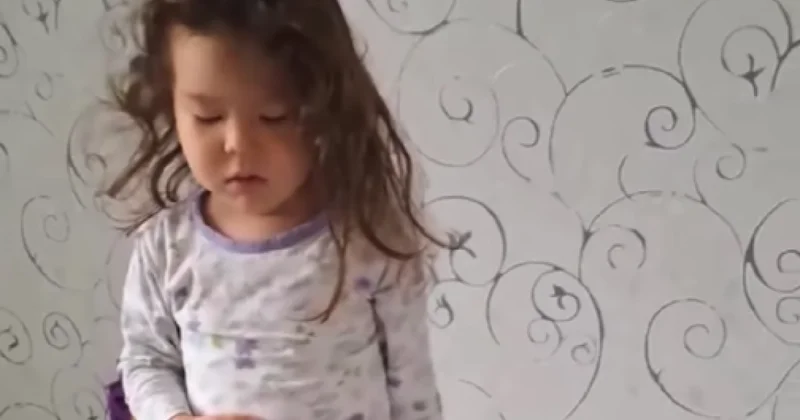 Проснулась под гимн: видео казахстанской девочки растрогало соцсети