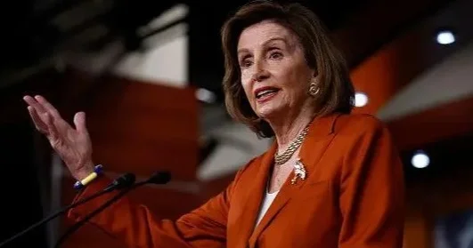 АҚШ саясатындағы тарихи тұлға Нэнси Пелоси отставкаға кетеді
