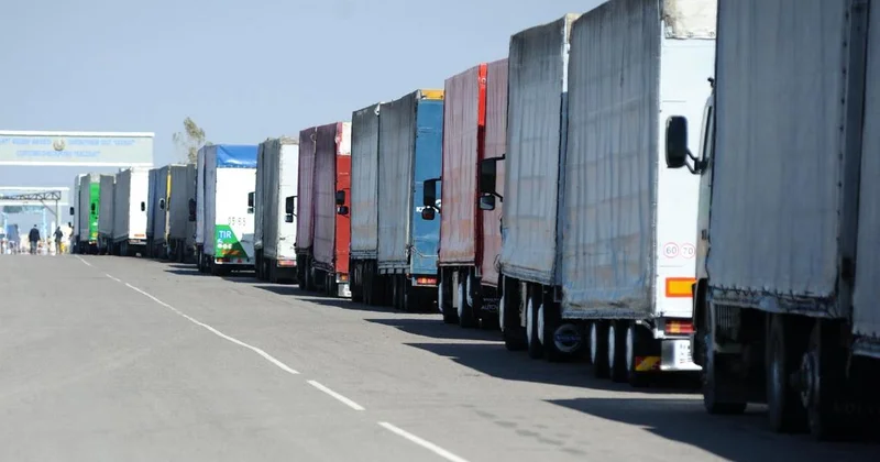 Перейдут на безлимит : Казахстан и Китай изменили правила автоперевозок после очередей на границе