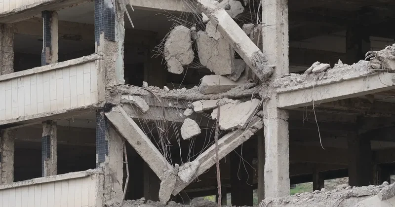 Строящееся здание школы рухнуло в Павлодаре, спасатели ищут человека под завалами