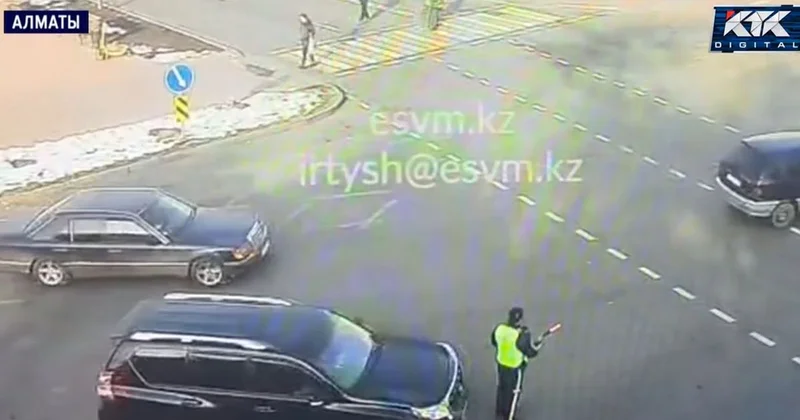 Внедорожник сбил регулировщика в Алматы (видео)