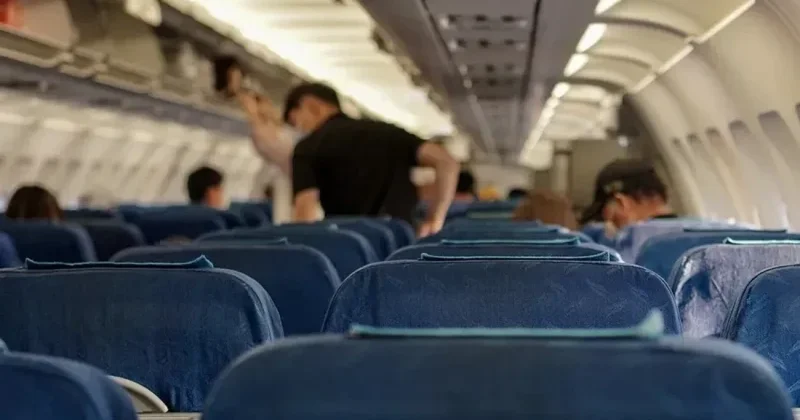 Масаң күйдегі әйел жолаушылар әуе рейсінен түсірілді