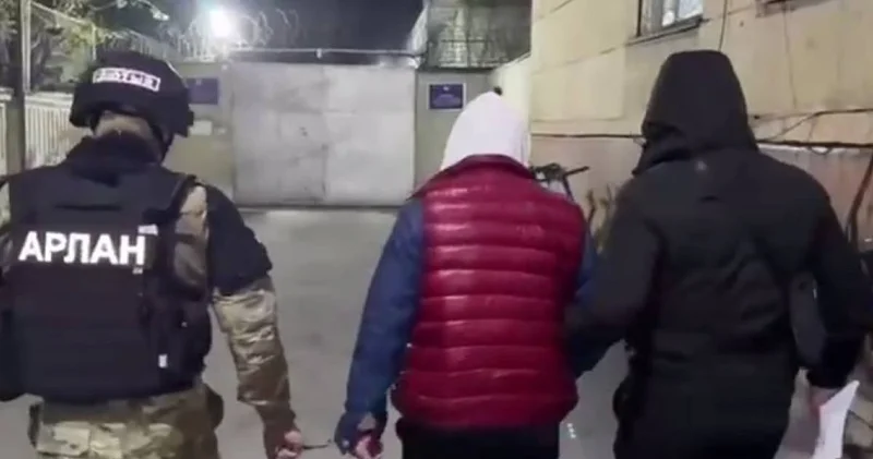 Алматыда шенеуніктен ақша бопсалады деген күдікпен блогер журналист ұсталды