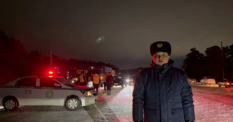 Более 50 машин из за метели застряли на трассе Семей Павлодар
