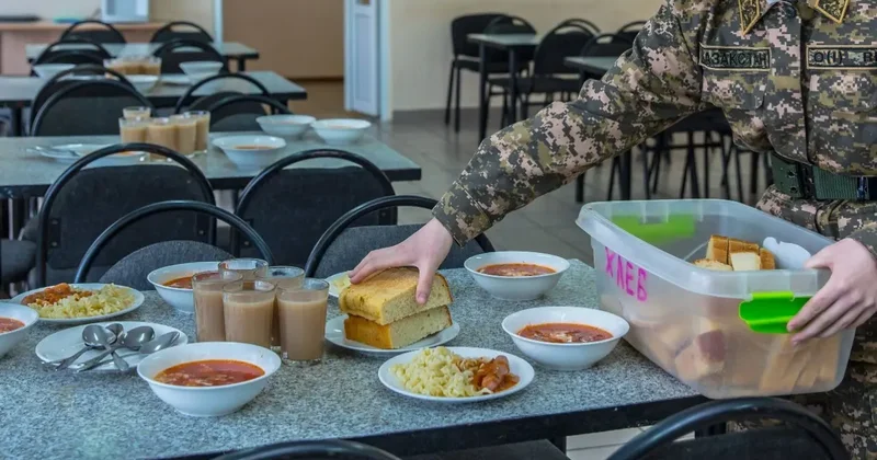 Работница столовой избежала реального срока после отравления солдат в Шымкенте