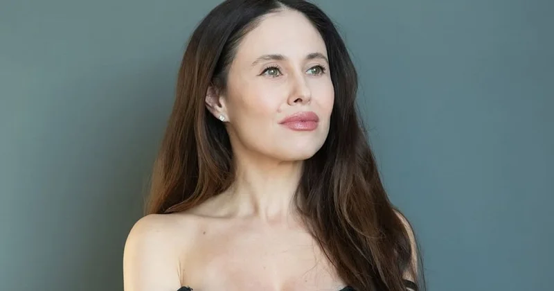 Ух, красотка : звезда Уральских пельменей появилась в коктейльном платье с глубоким декольте