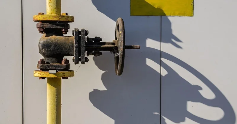 Land Cruiser снес газовую трубу в Алматы