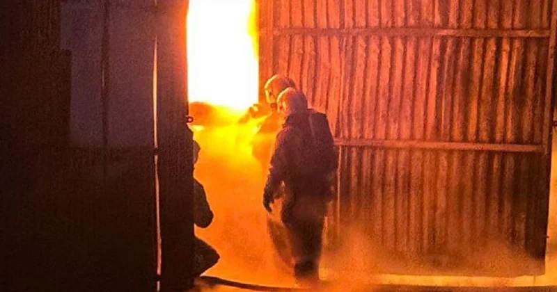 Склад загорелся открытым пламенем в Алматы: на месте организовали видеотрансляцию (фото, видео)