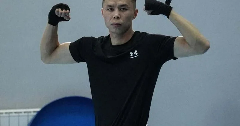 Сакен Бибосынов стартовал с победы на чемпионате мира по боксу