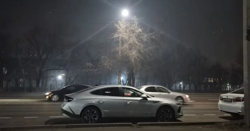 Горло жжёт, а туман не туман жители Алматы жалуются на едкий дым