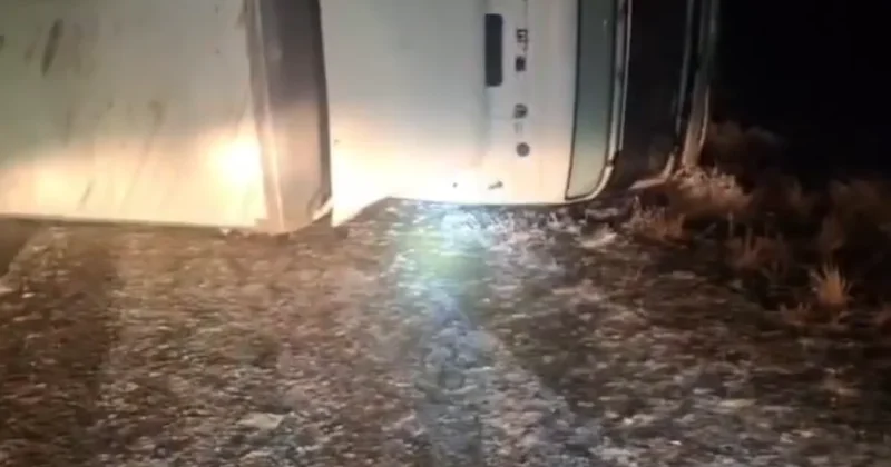 Фура перевернулась на трассе в Актюбинской области, перекрыв движение