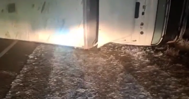 Грузовик перекрыл трассу в Актюбинской области