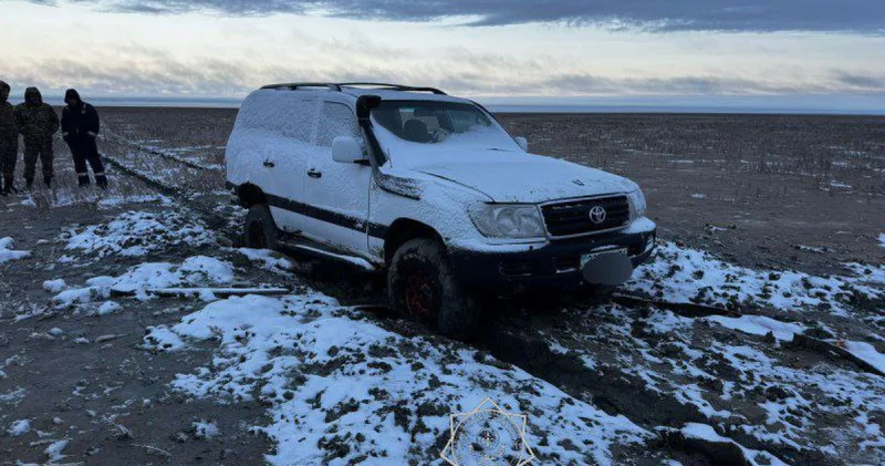 Атырау облысында төрт адам мінген көлік лайға батып қалды
