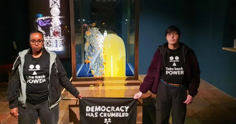 Активисты бросили торт в витрину с короной Британской империи в Лондоне: сокровищницу закрыли