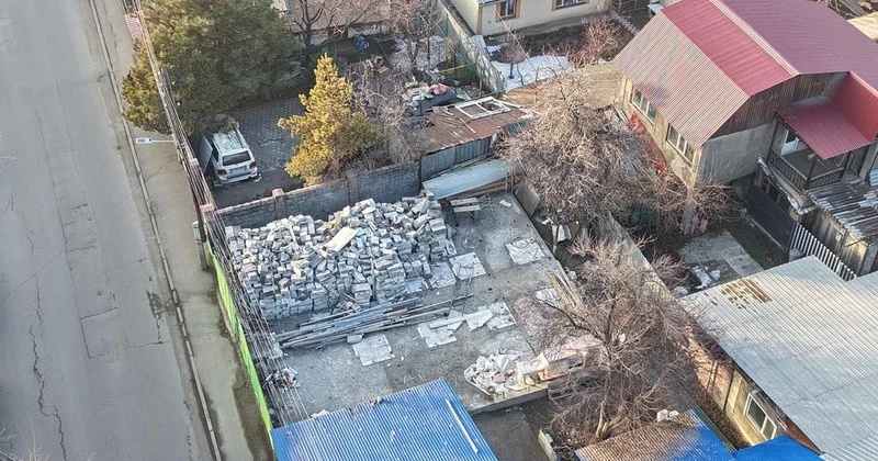 Еще один незаконный самострой снесли в Алматы (фото)