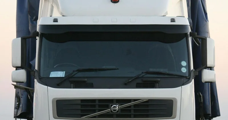 Грузовик поехал без водителя в Павлодаре, что привело к последствиям