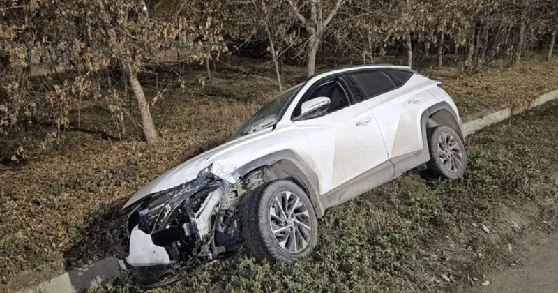 Автомобиль опрокинулся в арык в результате ДТП на ВОАД в Алматы (фото)