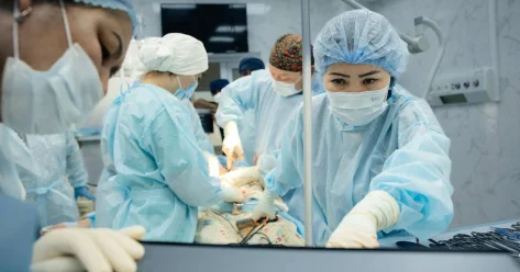 Повысить зарплату медработникам в 2026 году обещает Минздрав