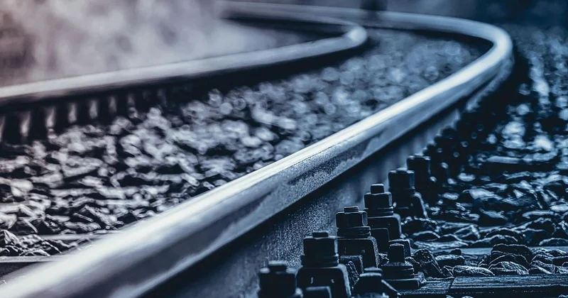 Переходила пути в неустановленном месте : поезд насмерть сбил женщину в Акмолинской области