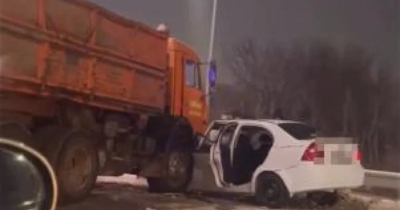 КамАЗ протаранил легковушку в Караганде (ВИДЕО)