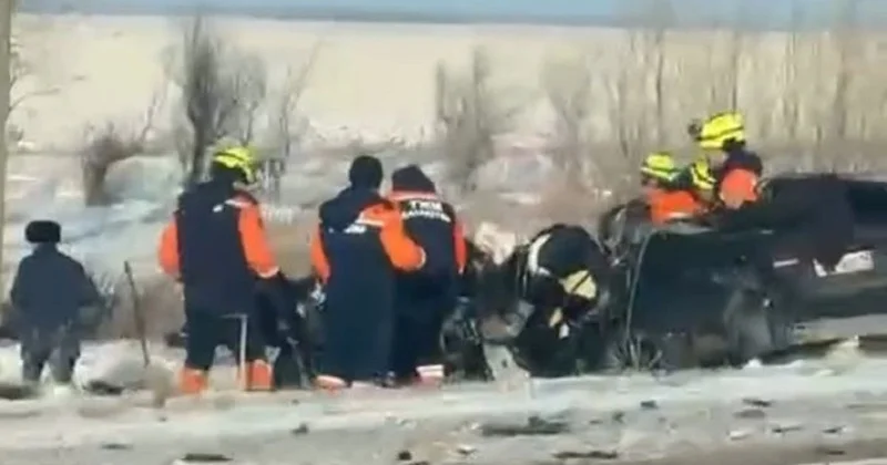 Легковушка влетела в грузовик в СКО: погибли четыре человека (видео)