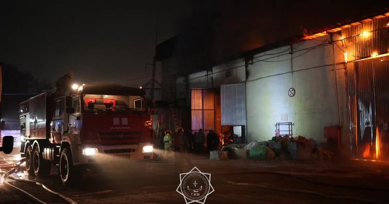 Алматыдағы қойма өртін 85 құтқарушы және 22 техника сөндіріп жатыр