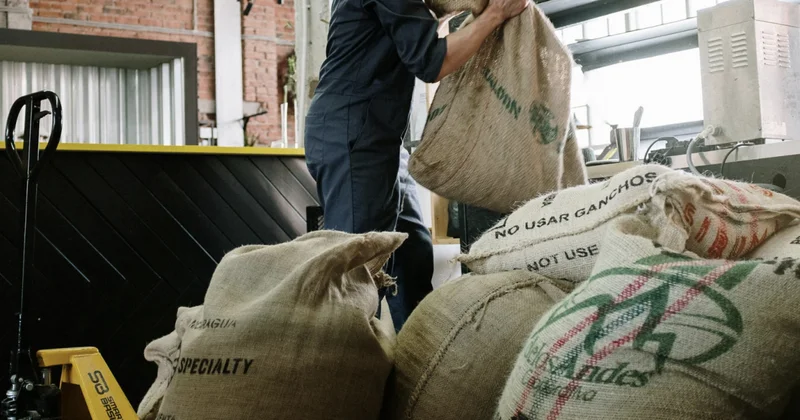 На рабочего во время погрузки свалились мешки весом около тонны в Костанае