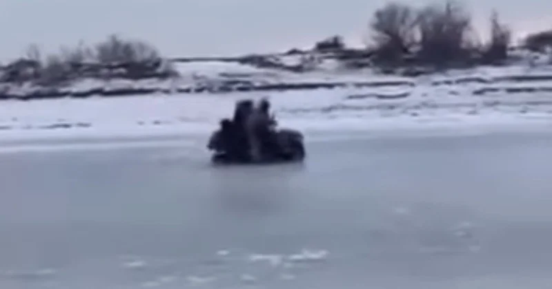 Жайық өзенінде инспекторлардың қызметтік квадроциклі мұз астына кетті