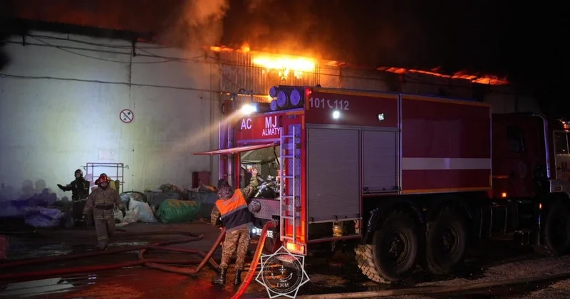 Алматыда қоймадағы өрт түні бойы сөндірілді