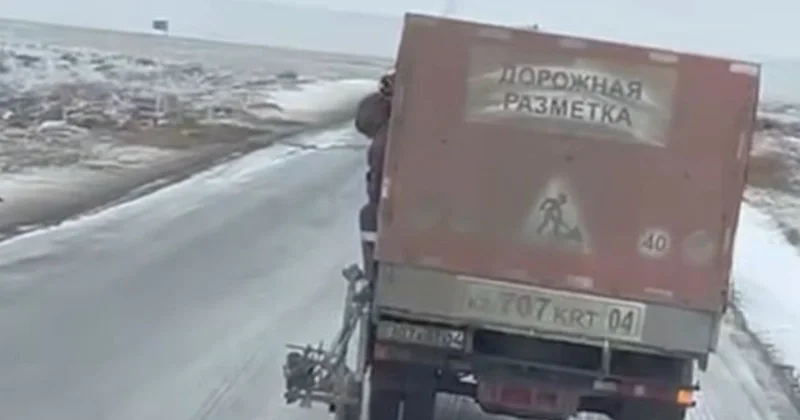 Ақтөбеде қысты күні жол белгісін сызған жұмысшылардың ісі жүргізушілердің ашуын туғызды