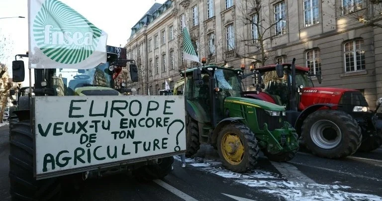 Француз фермерлері Париж орталығын тракторлармен қоршады