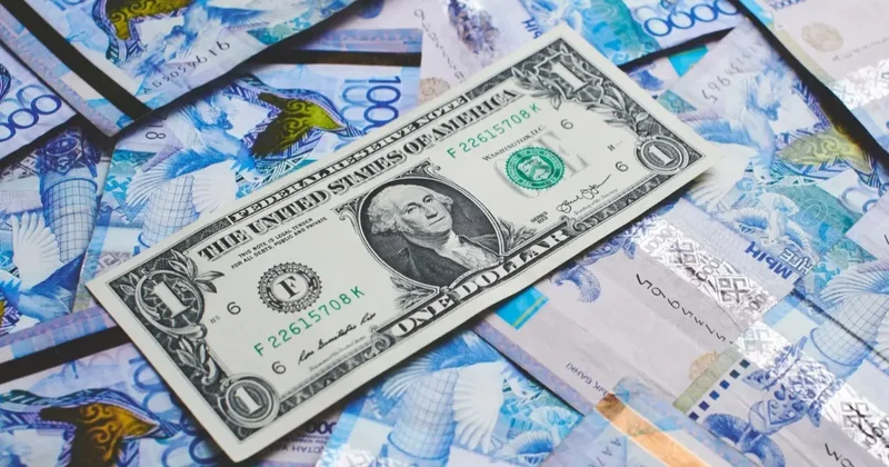 Курс доллара снизился на 3 тенге на бирже, но аналитики не верят в укрепление нацвалюты
