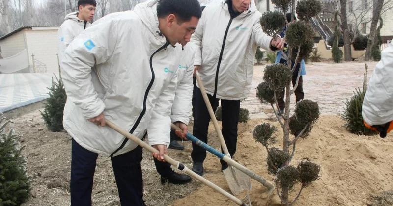 Парки и дворы очистили в рамках акции Таза бейсенбі в регионах Казахстана