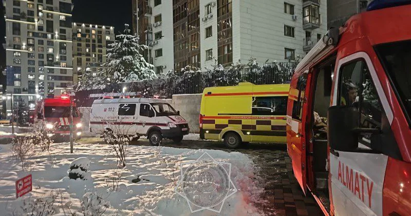 38 адам эвакуацияланды : Алматыда тұрғын үй өртенді