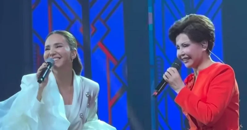 Тарихи сәт: Роза Рымбаева әнші Диана Исмаилға өз көйлегін сыйлады