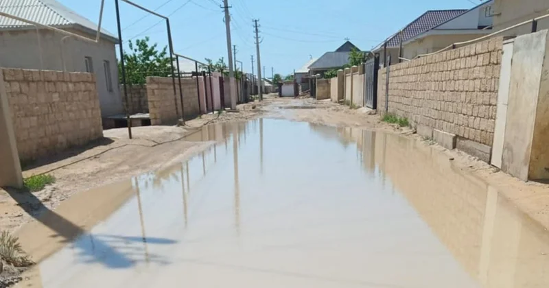 По колено в грязи: пригород Актау тонет в бездорожье