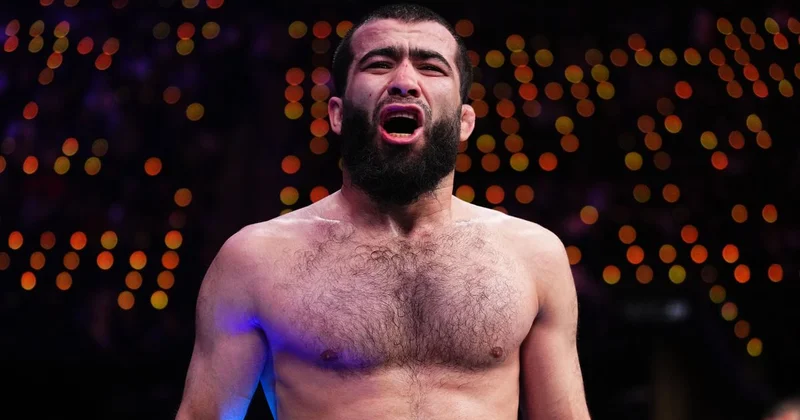 Таджикистанец досрочно проиграл в UFC за секунду до конца боя