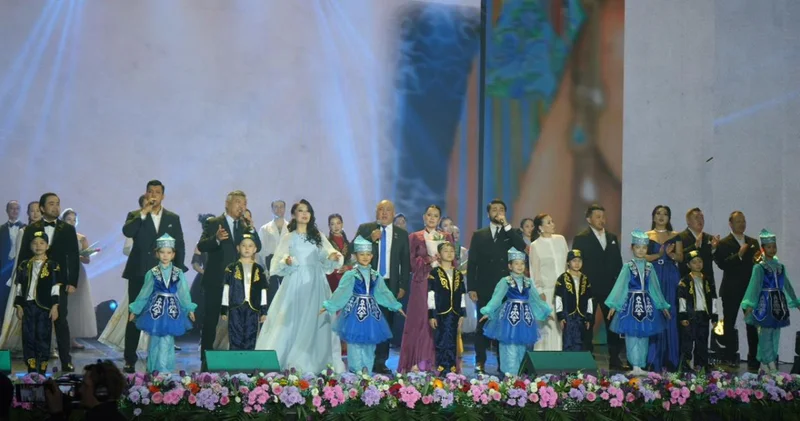 Ұландық сарбаз анасын мерекелік концертте тосын сыймен құттықтады