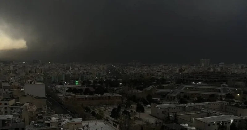 Токсичный апокалипсис: в Тегеране из за взрыва нефтехранилищ прошёл чёрный дождь и загорелись ливнёвки