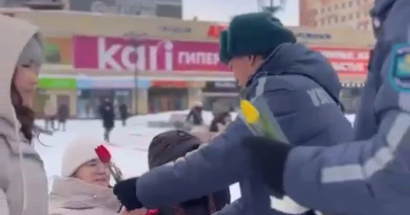 Ұлттық ұлан қызметкерлері қала тұрғындарын мерекемен құттықтады