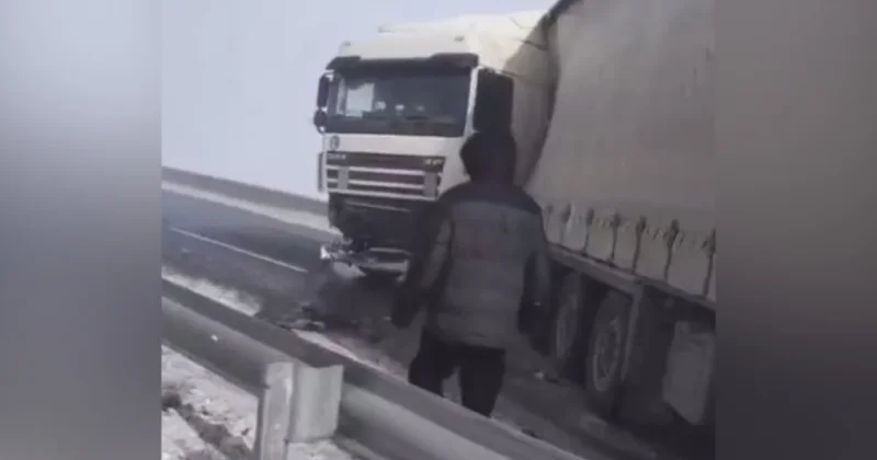 Большегрузы и ГАЗель столкнулись на дороге в Актюбинской области