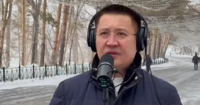 Аким Павлодарской области вместе с горожанами спел на набережной любимую песню казахстанцев о маме