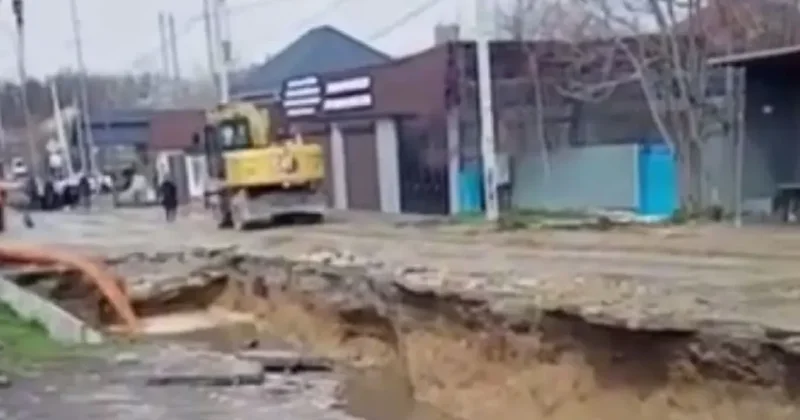 Часть дороги обрушилась на одной из улиц Шымкента