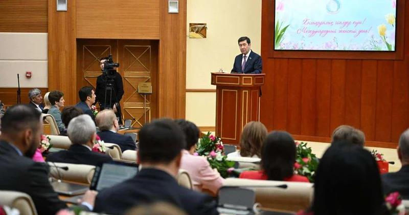 Председатель Мажилиса поздравил соотечественниц с 8 марта