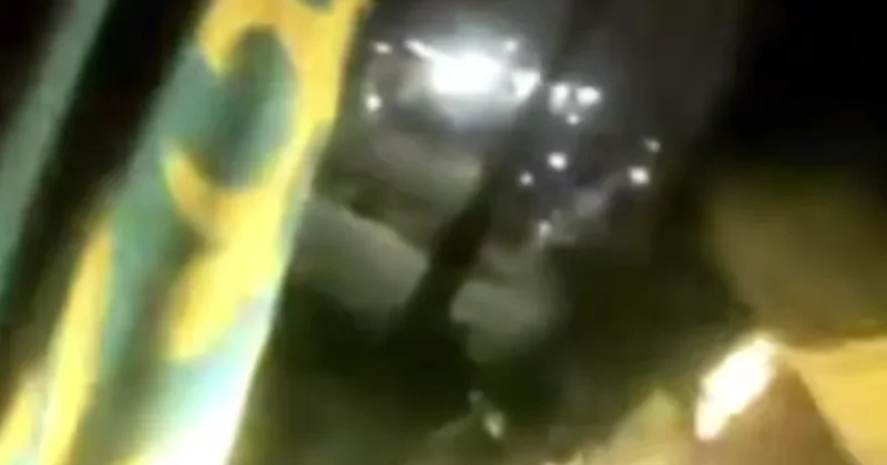 Появились кадры, как снимают флаг Казахстана с крыши горящего акимата