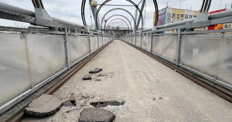 Алматыда Тұңғыш Президент саябағының жанындағы жаяу жүргіншілер көпірі бұзыла бастады